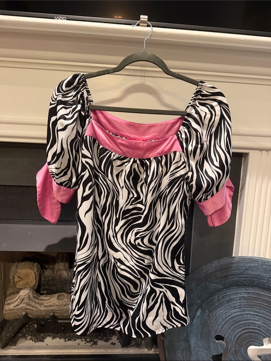 Sunny Leigh Tops - Sunny Leigh Black & Pink Zebra-Print Puff Sleeve Top